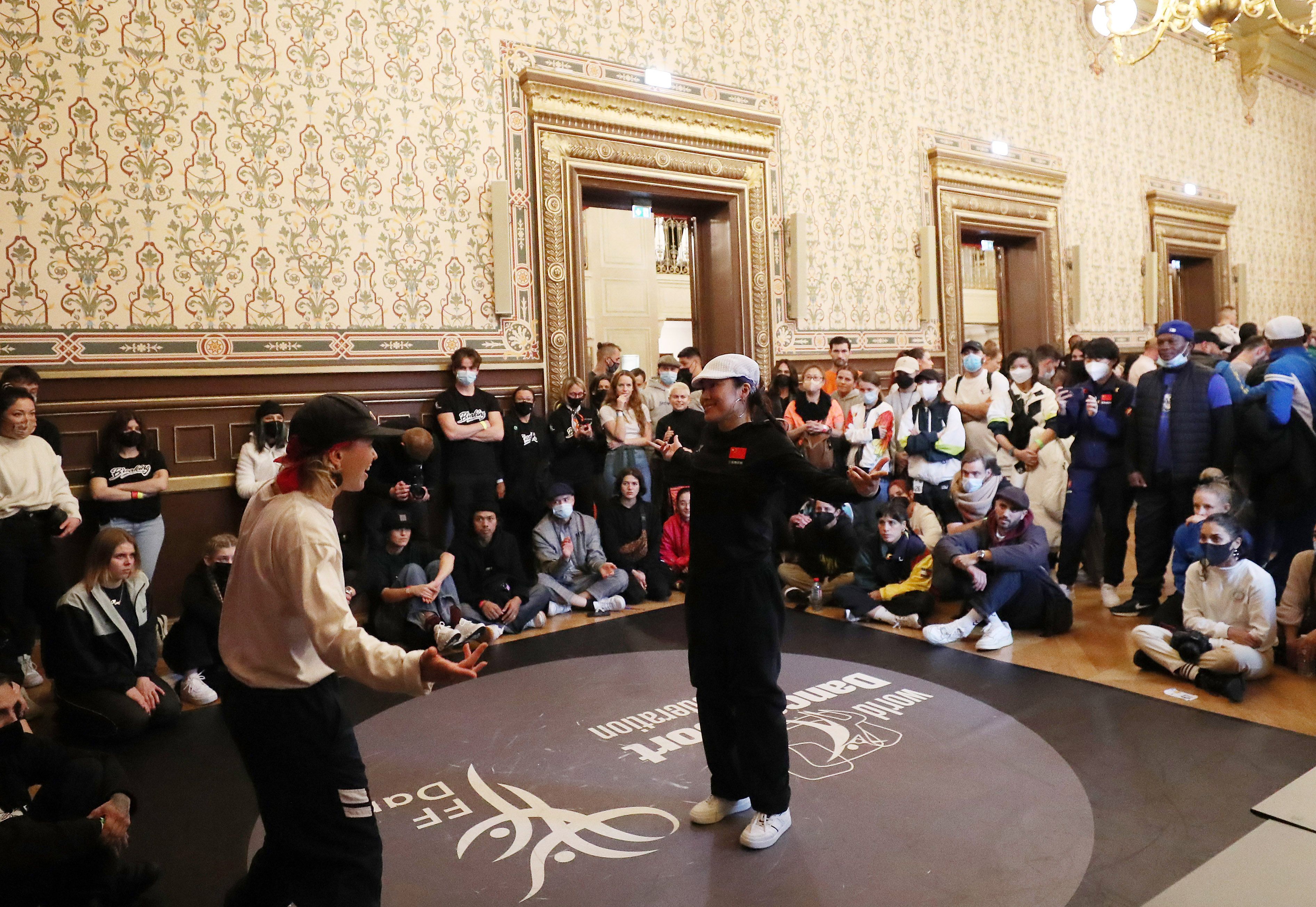 华体会-现场尬舞：比赛现场的趣味互动瞬间的简单介绍