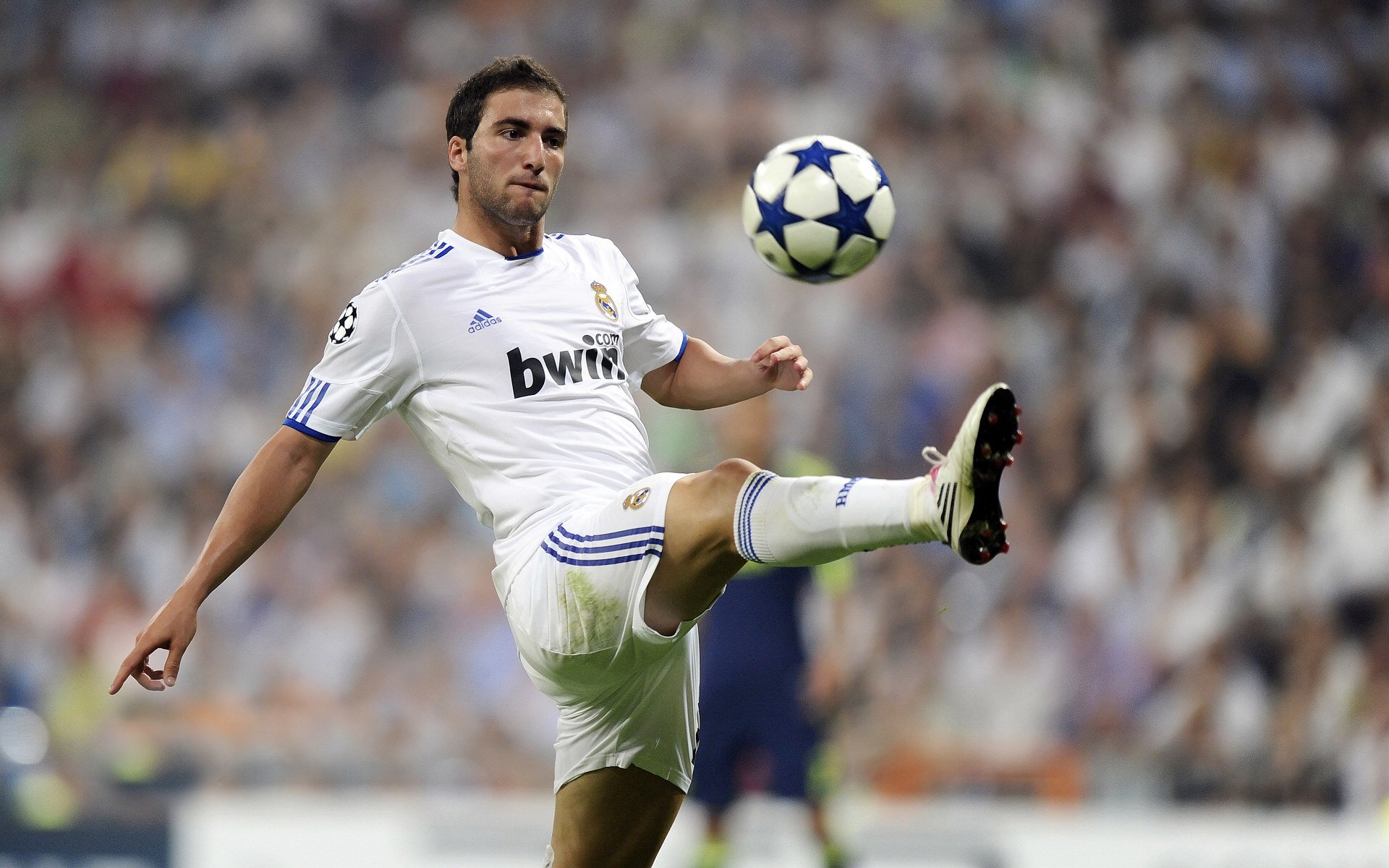 法甲：巴黎在客场逆转里尔，争冠形势依然胶着，法甲巴黎vs里尔直播